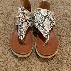 Chic Snakeskin Pattern Sandals